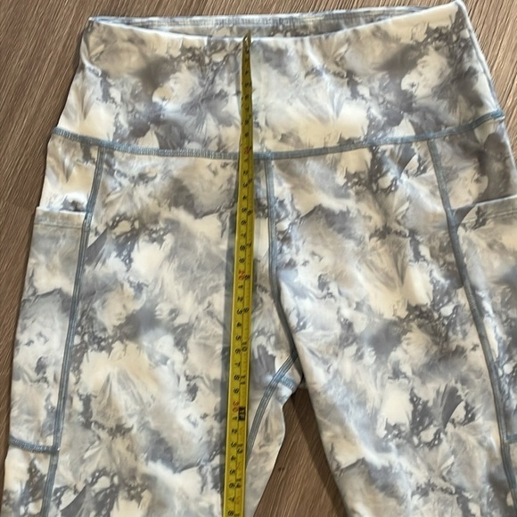 UURUN Women’s Leggings Small Grey & White Tie Dye Cropped Workout Athleisure - Picture 10 of 14